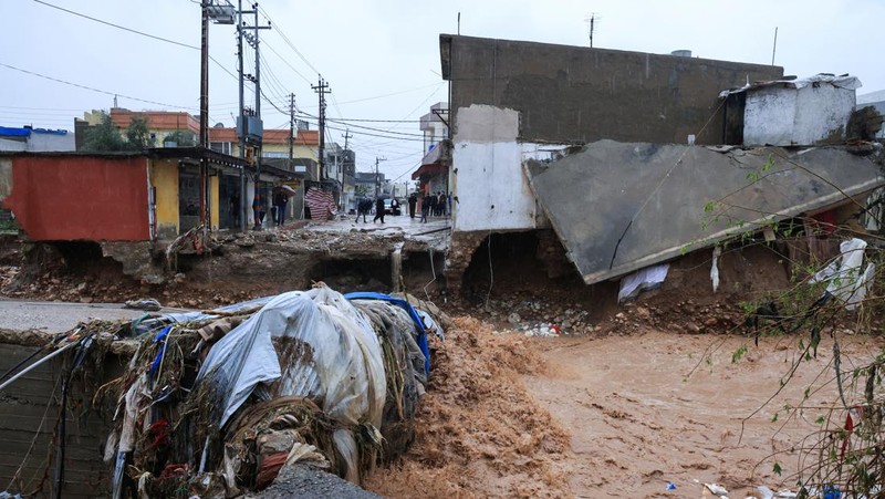 Pemandangan banjir yang melanda kota akibat hujan deras, di Duhok, Irak, 19 Maret 2024. (REUTERS/Ari Jalal)