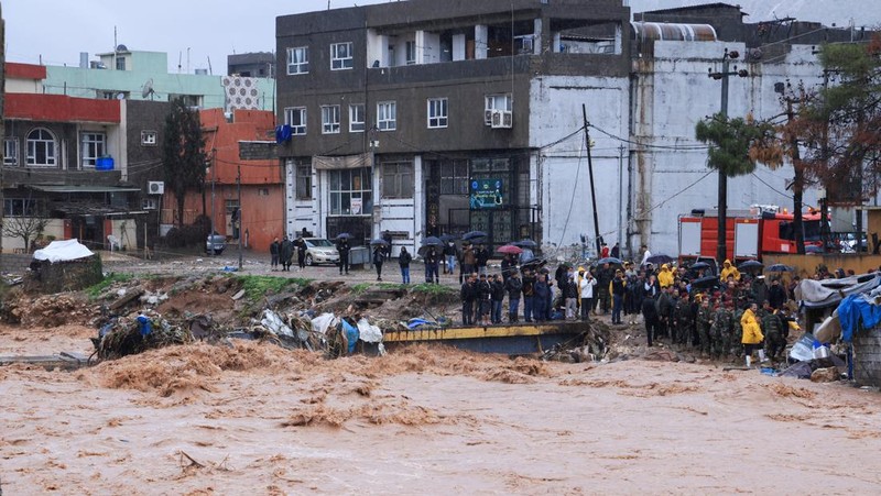 Pemandangan banjir yang melanda kota akibat hujan deras, di Duhok, Irak, 19 Maret 2024. (REUTERS/Ari Jalal)