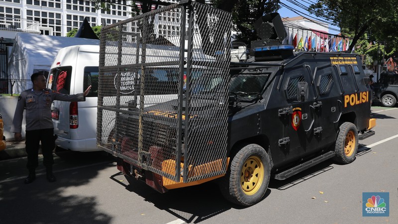 Petugas berjaga di sekitar area Gedung Komisi Pemilihan Umum (KPU), Jakarta, Rabu (20/3/2024). Petugas berjaga di sekitar area Gedung Komisi Pemilihan Umum (KPU), Jakarta, Rabu (20/3/2024). (CNBC Indonesia/Muhammad Sabki)