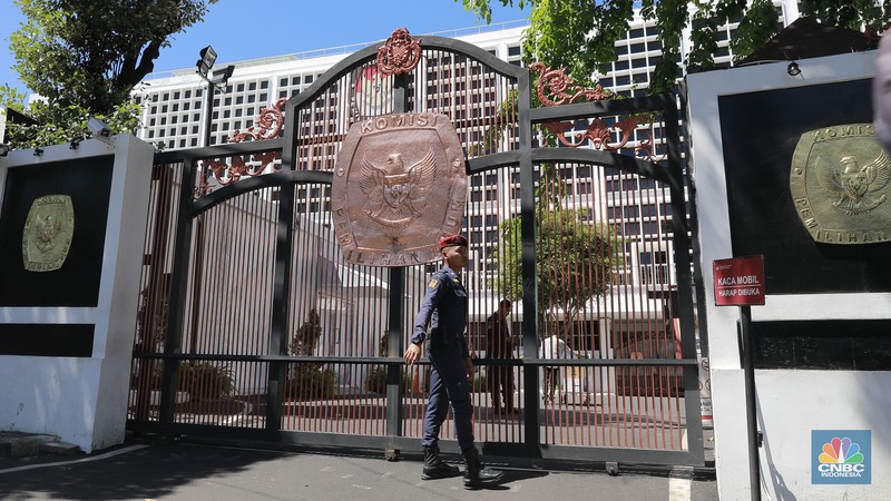 Petugas berjaga di sekitar area Gedung Komisi Pemilihan Umum (KPU), Jakarta, Rabu (20/3/2024). (CNBC Indonesia/Muhammad Sabki)