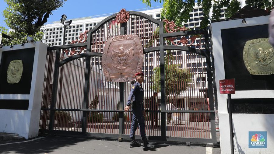 Petugas berjaga di sekitar area Gedung Komisi Pemilihan Umum (KPU), Jakarta, Rabu (20/3/2024). (CNBC Indonesia/Muhammad Sabki)