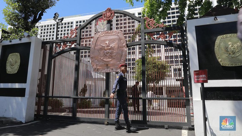 Petugas berjaga di sekitar area Gedung Komisi Pemilihan Umum (KPU), Jakarta, Rabu (20/3/2024). (CNBC Indonesia/Muhammad Sabki)