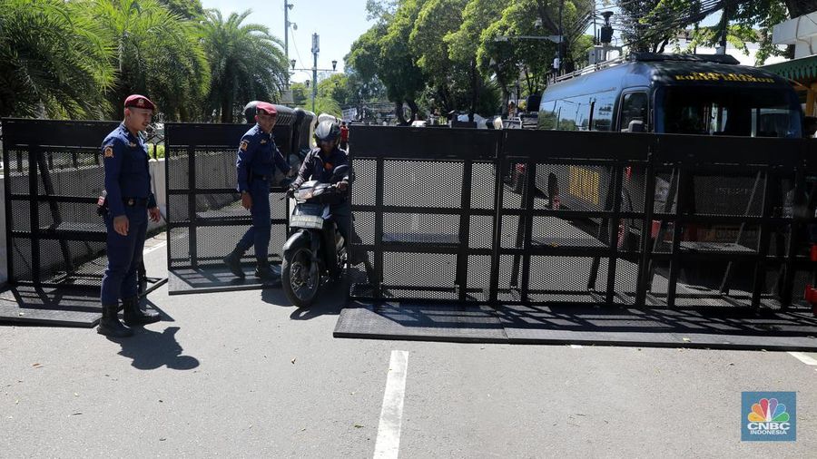 Petugas berjaga di sekitar area Gedung Komisi Pemilihan Umum (KPU), Jakarta, Rabu (20/3/2024). (CNBC Indonesia/Muhammad Sabki)