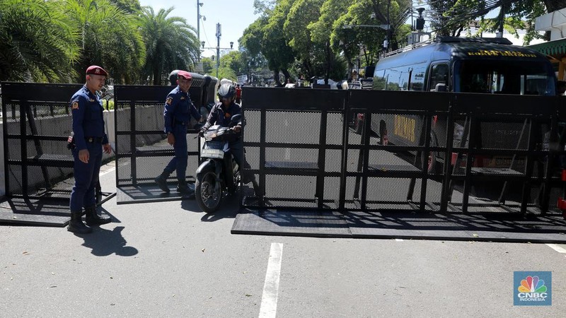 Petugas berjaga di sekitar area Gedung Komisi Pemilihan Umum (KPU), Jakarta, Rabu (20/3/2024). (CNBC Indonesia/Muhammad Sabki)