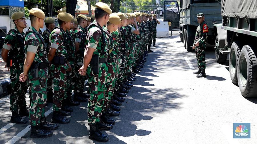 Petugas berjaga di sekitar area Gedung Komisi Pemilihan Umum (KPU), Jakarta, Rabu (20/3/2024). (CNBC Indonesia/Muhammad Sabki)