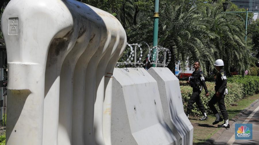 Petugas berjaga di sekitar area Gedung Komisi Pemilihan Umum (KPU), Jakarta, Rabu (20/3/2024). (CNBC Indonesia/Muhammad Sabki)