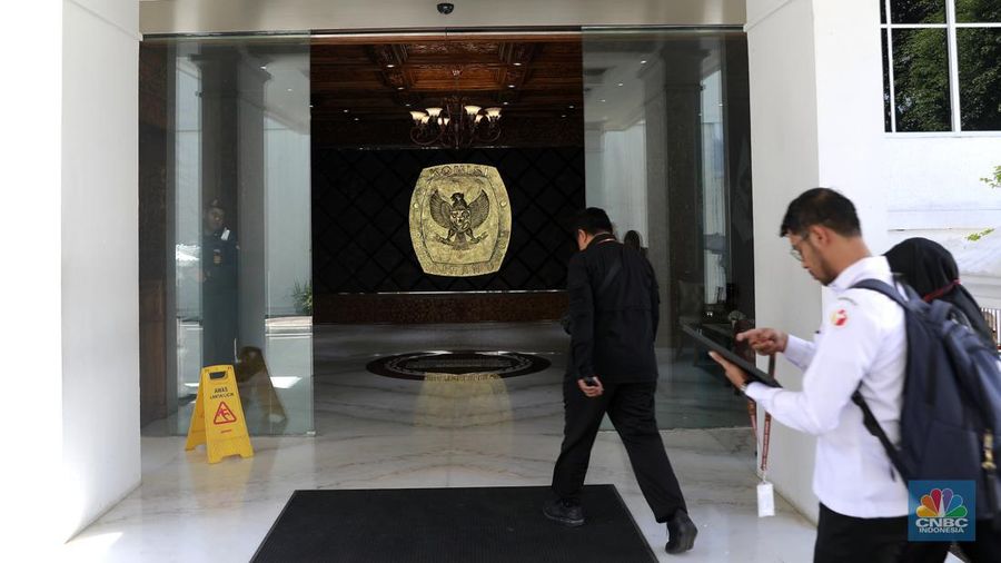 Petugas berjaga di sekitar area Gedung Komisi Pemilihan Umum (KPU), Jakarta, Rabu (20/3/2024). (CNBC Indonesia/Muhammad Sabki)