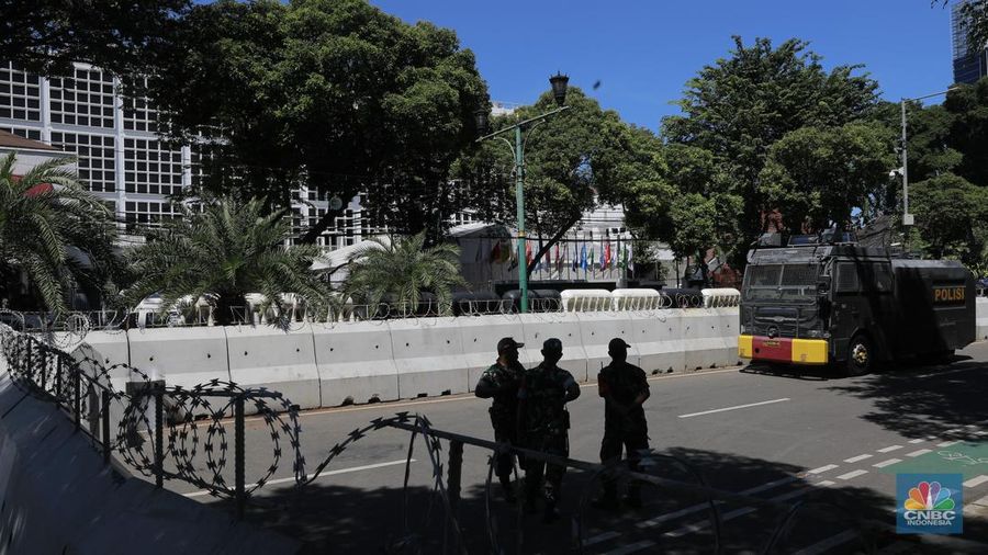 Petugas berjaga di sekitar area Gedung Komisi Pemilihan Umum (KPU), Jakarta, Rabu (20/3/2024). (CNBC Indonesia/Muhammad Sabki)