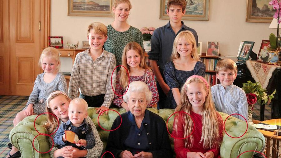 Potret keluarga mendiang Ratu Elizabeth II Inggris bersama beberapa cucu dan cicitnya (barisan belakang, kiri ke kanan) Lady Louise Mountbatten-Windsor, James, Earl of Wessex, (barisan tengah, kiri ke kanan) Lena Tindall, Pangeran George , Putri Charlotte, Isla Phillips, Pangeran Louis, (barisan depan, kiri ke kanan) Mia Tindall memegang Lucas Tindall, dan Savannah Phillips, diambil di Kastil Balmoral, Inggris, dalam gambar selebaran tak bertanggal yang dikeluarkan oleh Istana Kensington pada (21/4/2023). (The Prince and Princess of Wales/Kensington Palace/Handout via REUTERS)