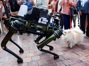 Polisi Spanyol Turunkan Robot Anjing untuk Pantau Situasi Jalanan
