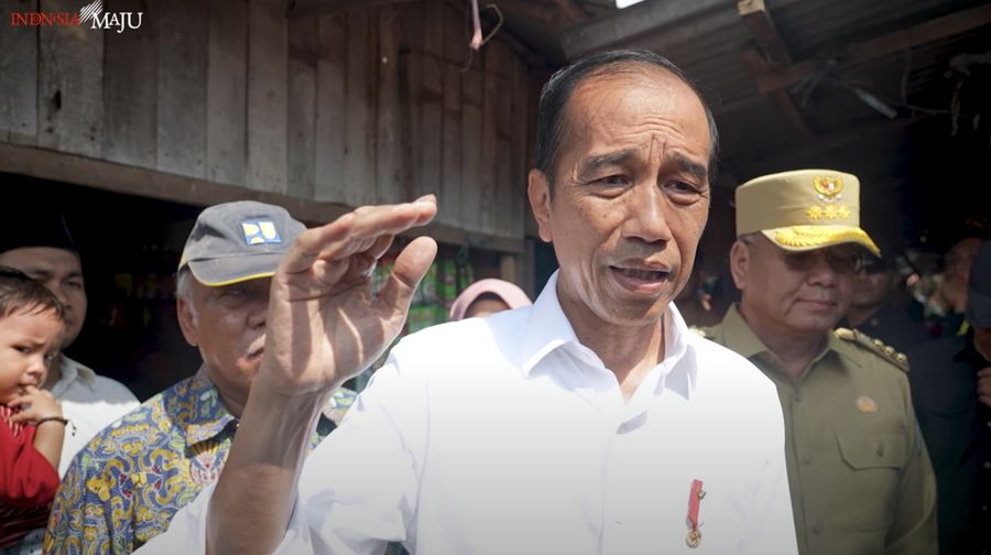 Presiden Joko Widodo memberikan keterangan usai tinjau pasar Sebukit Rama, Kabupaten Mempawah, Rabu (20/3/2024). YouTube/Sekretariat Presiden)
