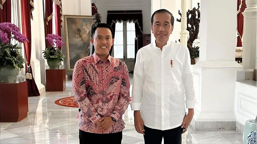 Sekretaris Pribadi (Sespri) Ibu Negara Iriana, Sendi Fardiansyah bertemu Presiden Joko Widodo (Jokowi) pada Senin (18/3/2024) di Istana Merdeka, Jakarta. (Instagram @sendi.fardiansyah)
