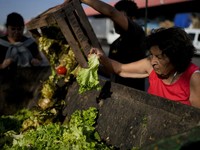 Potret Krisis Makin Ngeri di Argentina, Warga Ngais Sampah Buat Makan