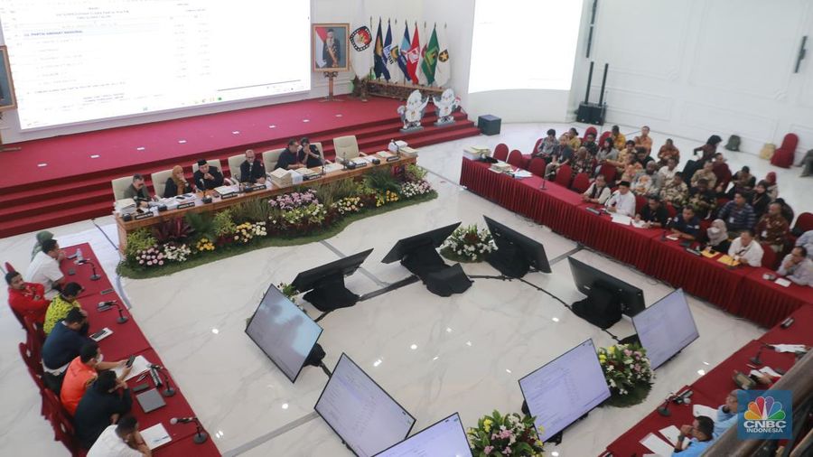 Suasana rapat pleno rekapitulasi hasil perhitungan suara tingkat Papua Pegunungan di Gedung KPU RI, Jakarta, Rabu, (20/3/2024).  (CNBC Indonesia/Muhammad Sabki)