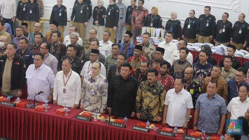 Ketua KPU RI, Hasyim Asy'ari membacakan berita acara saat rapat pleno terbuka penetapan hasil Pemilu 2024 tingkat nasional di Kantor KPU RI, Jakarta, Rabu (20/3/2024). (CNBC Indonesia/Muhammad Sabki)