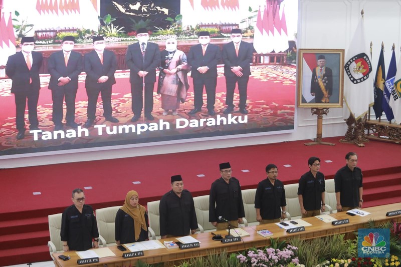 Ketua KPU RI, Hasyim Asy'ari membacakan berita acara saat rapat pleno terbuka penetapan hasil Pemilu 2024 tingkat nasional di Kantor KPU RI, Jakarta, Rabu (20/3/2024). (CNBC Indonesia/Muhammad Sabki)