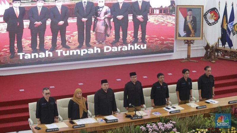 Ketua KPU RI, Hasyim Asy'ari membacakan berita acara saat rapat pleno terbuka penetapan hasil Pemilu 2024 tingkat nasional di Kantor KPU RI, Jakarta, Rabu (20/3/2024). (CNBC Indonesia/Muhammad Sabki)