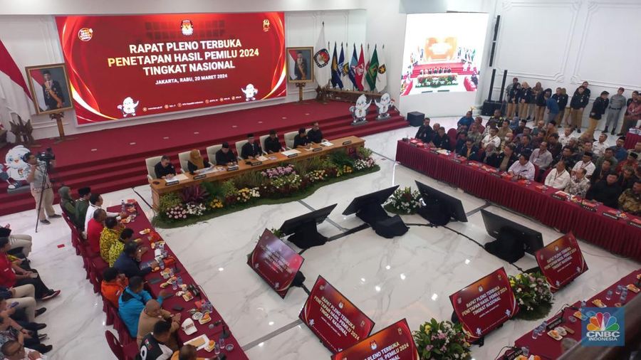 Ketua KPU RI, Hasyim Asy'ari membacakan berita acara saat rapat pleno terbuka penetapan hasil Pemilu 2024 tingkat nasional di Kantor KPU RI, Jakarta, Rabu (20/3/2024). (CNBC Indonesia/Muhammad Sabki)