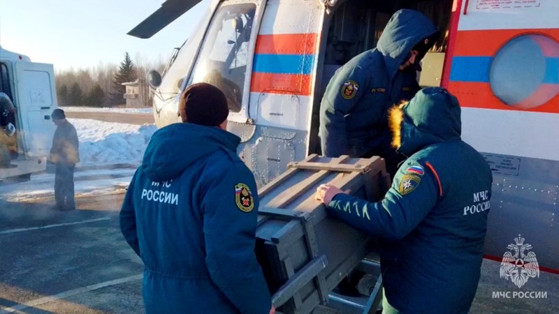 Dalam foto selebaran yang diambil dari video yang dirilis layanan pers Kementerian Situasi Darurat Rusia pada Selasa, 19 Maret 2024, pegawai Situasi Darurat Rusia berjalan dari tambang emas yang runtuh di distrik Zeysk, wilayah Amur, Rusia timur. Setidaknya 13 penambang terjebak di tambang emas yang runtuh di timur jauh Rusia, kata pejabat regional pada Selasa. (Russia Emergency Situations Ministry press service via AP)