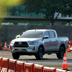 Toyota Blak-blakan Akui Sulit Bangun Pabrik Pick-up di RI, Ada Apa?