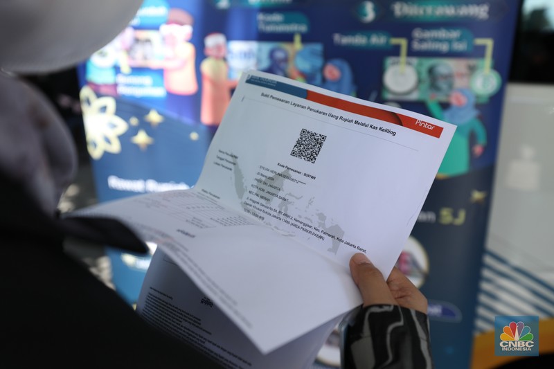Warga melakukan penukaran uang pecahan di mobil kas keliling Bank Indonesia yang melayani penukaran uang pecahan di Pasar Slipi, Jakarta, Rabu (20/3/2024). (CNBC Indonesia/Tri Susilo) Warga melakukan penukaran uang pecahan di mobil kas keliling Bank Indonesia yang melayani penukaran uang pecahan di Pasar Slipi, Jakarta, Rabu (20/3/2024). (CNBC Indonesia/Tri Susilo)