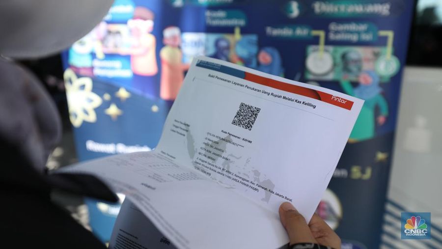 Warga melakukan penukaran uang pecahan di mobil kas keliling Bank Indonesia yang melayani penukaran uang pecahan di Pasar Slipi, Jakarta, Rabu (20/3/2024). (CNBC Indonesia/Tri Susilo)