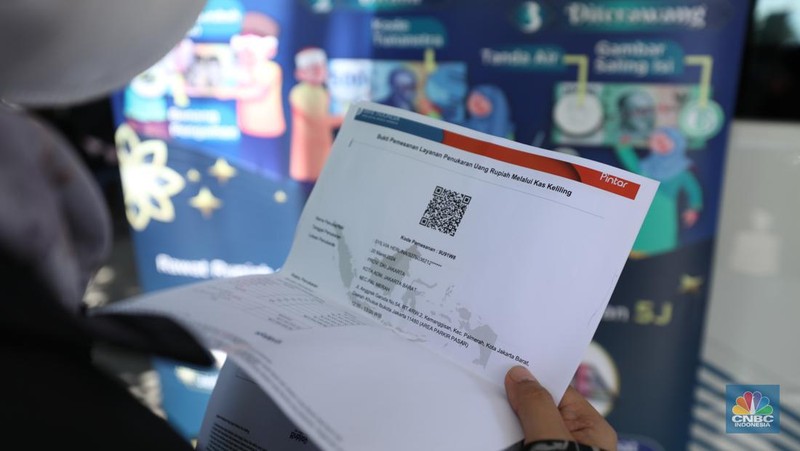 Warga melakukan penukaran uang pecahan di mobil kas keliling Bank Indonesia yang melayani penukaran uang pecahan di Pasar Slipi, Jakarta, Rabu (20/3/2024). (CNBC Indonesia/Tri Susilo)