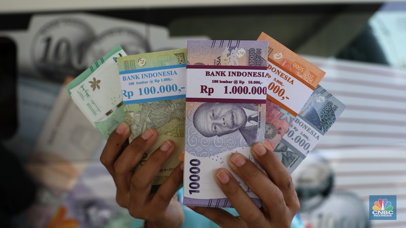 Warga melakukan penukaran uang pecahan di mobil kas keliling Bank Indonesia yang melayani penukaran uang pecahan di Pasar Slipi, Jakarta, Rabu (20/3/2024). (CNBC Indonesia/Tri Susilo) Warga melakukan penukaran uang pecahan di mobil kas keliling Bank Indonesia yang melayani penukaran uang pecahan di Pasar Slipi, Jakarta, Rabu (20/3/2024). (CNBC Indonesia/Tri Susilo)