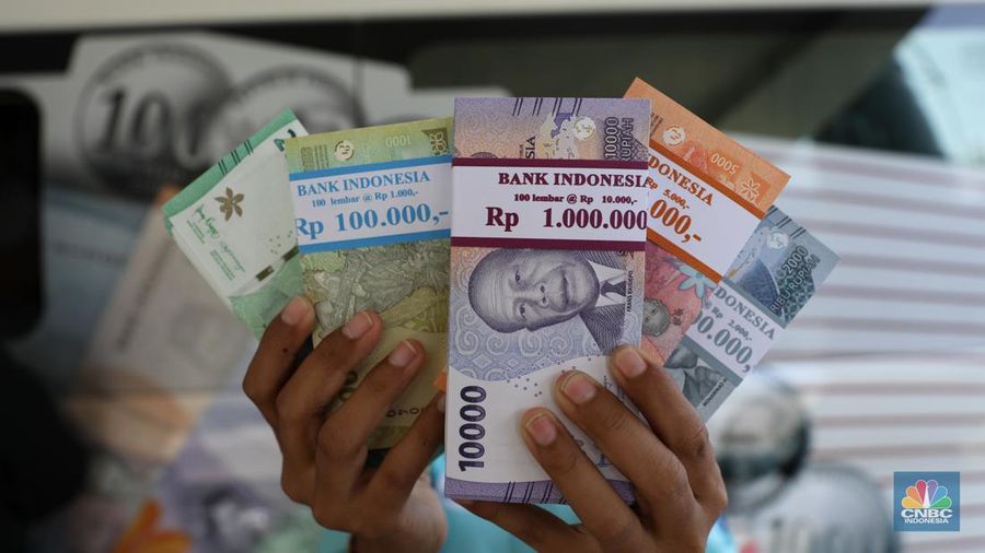 Warga melakukan penukaran uang pecahan di mobil kas keliling Bank Indonesia yang melayani penukaran uang pecahan di Pasar Slipi, Jakarta, Rabu (20/3/2024). (CNBC Indonesia/Tri Susilo)