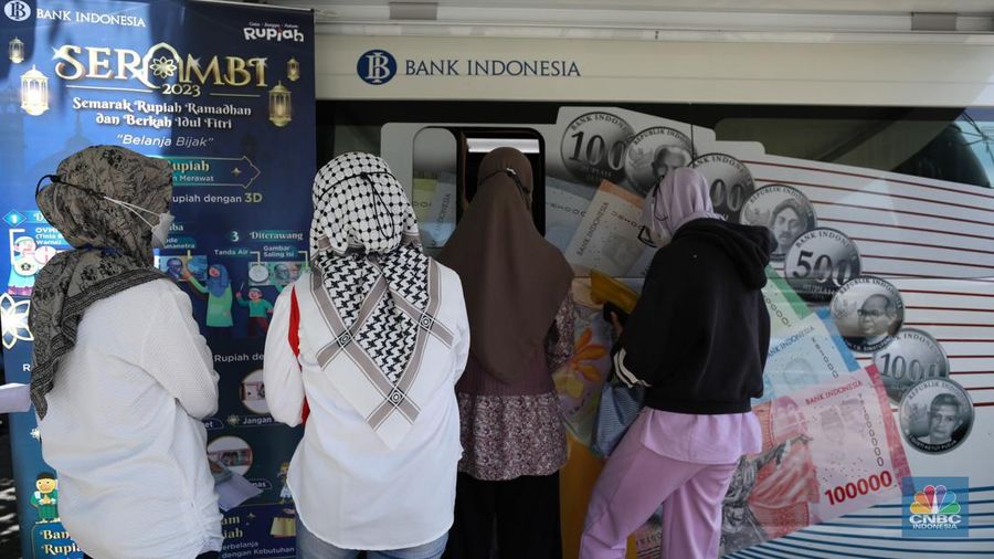 Warga melakukan penukaran uang pecahan di mobil kas keliling Bank Indonesia yang melayani penukaran uang pecahan di Pasar Slipi, Jakarta, Rabu (20/3/2024). (CNBC Indonesia/Tri Susilo)