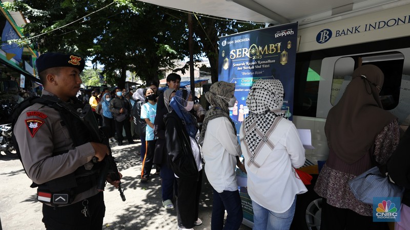 Warga melakukan penukaran uang pecahan di mobil kas keliling Bank Indonesia yang melayani penukaran uang pecahan di Pasar Slipi, Jakarta, Rabu (20/3/2024). (CNBC Indonesia/Tri Susilo) Warga melakukan penukaran uang pecahan di mobil kas keliling Bank Indonesia yang melayani penukaran uang pecahan di Pasar Slipi, Jakarta, Rabu (20/3/2024). (CNBC Indonesia/Tri Susilo)