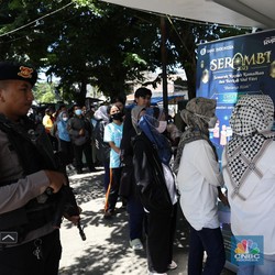 Penampakan Mobil Kas Keliling Bank Indonesia Diserbu Warga