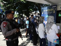 Penampakan Mobil Kas Keliling Bank Indonesia Diserbu Warga