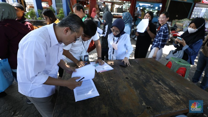 Warga melakukan penukaran uang pecahan di mobil kas keliling Bank Indonesia yang melayani penukaran uang pecahan di Pasar Slipi, Jakarta, Rabu (20/3/2024). (CNBC Indonesia/Tri Susilo) Warga melakukan penukaran uang pecahan di mobil kas keliling Bank Indonesia yang melayani penukaran uang pecahan di Pasar Slipi, Jakarta, Rabu (20/3/2024). (CNBC Indonesia/Tri Susilo)