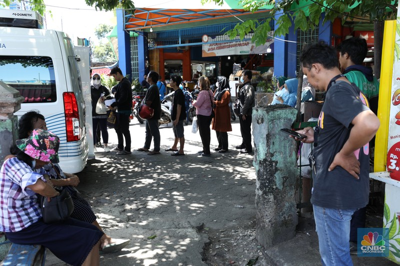 Warga melakukan penukaran uang pecahan di mobil kas keliling Bank Indonesia yang melayani penukaran uang pecahan di Pasar Slipi, Jakarta, Rabu (20/3/2024). (CNBC Indonesia/Tri Susilo) Warga melakukan penukaran uang pecahan di mobil kas keliling Bank Indonesia yang melayani penukaran uang pecahan di Pasar Slipi, Jakarta, Rabu (20/3/2024). (CNBC Indonesia/Tri Susilo)