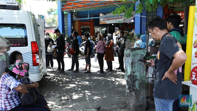 Warga melakukan penukaran uang pecahan di mobil kas keliling Bank Indonesia yang melayani penukaran uang pecahan di Pasar Slipi, Jakarta, Rabu (20/3/2024). (CNBC Indonesia/Tri Susilo)