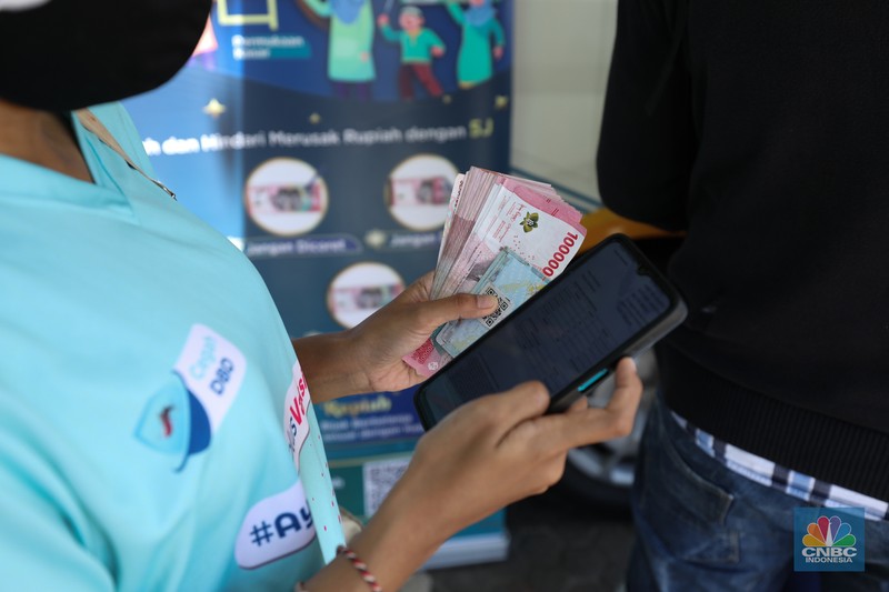 Warga melakukan penukaran uang pecahan di mobil kas keliling Bank Indonesia yang melayani penukaran uang pecahan di Pasar Slipi, Jakarta, Rabu (20/3/2024). (CNBC Indonesia/Tri Susilo) Warga melakukan penukaran uang pecahan di mobil kas keliling Bank Indonesia yang melayani penukaran uang pecahan di Pasar Slipi, Jakarta, Rabu (20/3/2024). (CNBC Indonesia/Tri Susilo)