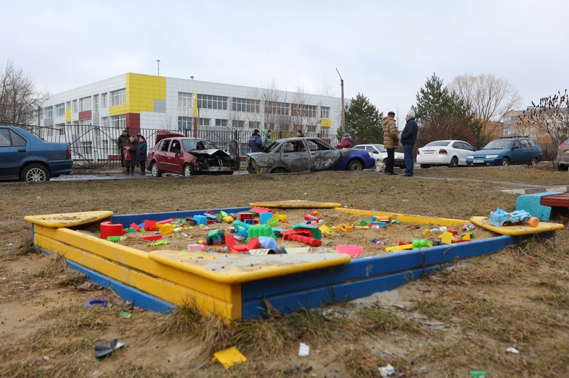 Warga memerika mobil yang rusak usai terkena serangan militer Ukraina di pemukiman Razumnoe, Belgorod, Rusia, Selasa (19/3/2024) waktu setempat. (REUTERS/Stringer) Warga memerika mobil yang rusak usai terkena serangan militer Ukraina di pemukiman Razumnoe, Belgorod, Rusia, Selasa (19/3/2024) waktu setempat. (REUTERS/Stringer)