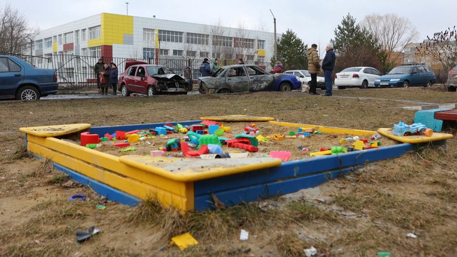 Warga memerika mobil yang rusak usai terkena serangan militer Ukraina di pemukiman Razumnoe, Belgorod, Rusia, Selasa (19/3/2024) waktu setempat. (REUTERS/Stringer)