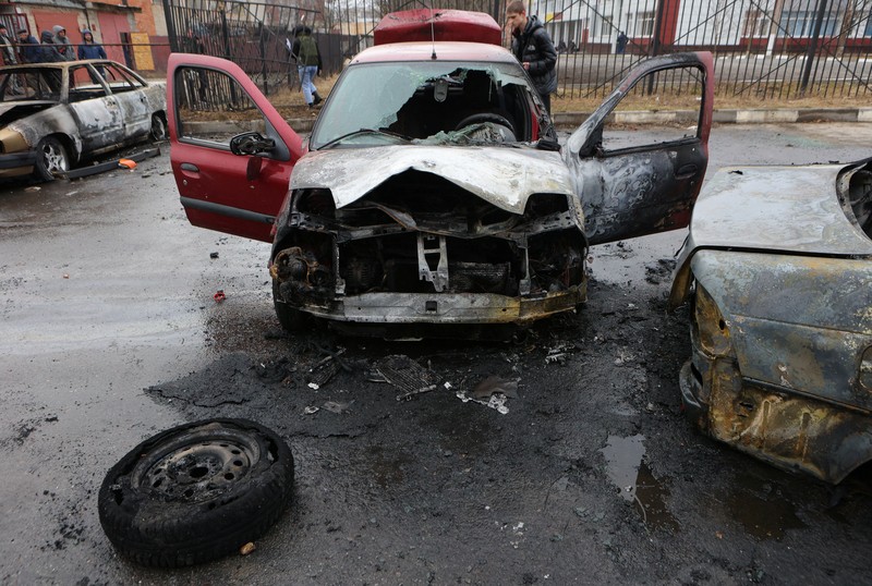 Warga memerika mobil yang rusak usai terkena serangan militer Ukraina di pemukiman Razumnoe, Belgorod, Rusia, Selasa (19/3/2024) waktu setempat. (REUTERS/Stringer) Warga memerika mobil yang rusak usai terkena serangan militer Ukraina di pemukiman Razumnoe, Belgorod, Rusia, Selasa (19/3/2024) waktu setempat. (REUTERS/Stringer)