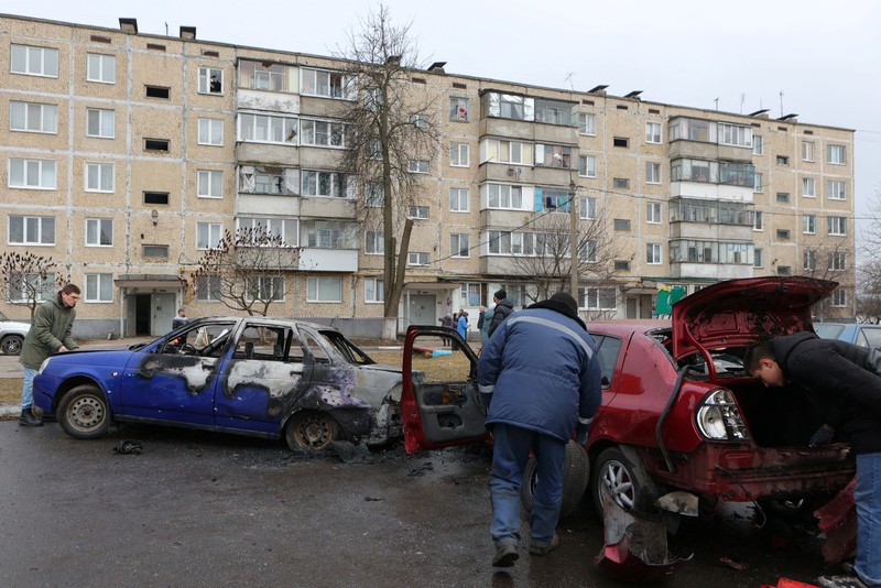 Warga memerika mobil yang rusak usai terkena serangan militer Ukraina di pemukiman Razumnoe, Belgorod, Rusia, Selasa (19/3/2024) waktu setempat. (REUTERS/Stringer) Warga memerika mobil yang rusak usai terkena serangan militer Ukraina di pemukiman Razumnoe, Belgorod, Rusia, Selasa (19/3/2024) waktu setempat. (REUTERS/Stringer)