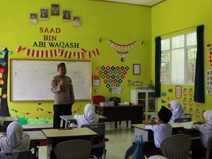 Kisah Inspiratif Aipda Minanto di Lampung, Bangun Sekolah Pakai Uang Pribadi