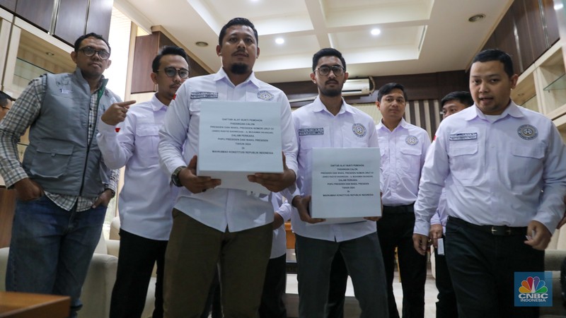 Anggota Tim Hukum Nasional pasangan calon presiden Anies Baswedan-Muhaimin Iskandar mendaftarkan gugatan sengketa Perselisihan Hasil Pemilihan Umum (PHPU) Presiden dan Wakil Presiden 2024 di Gedung Mahkamah Konstitusi (MK), Jakarta, Kamis (21/3/2024). (CNBC Indonesia/Faisal Rahman) Anggota Tim Hukum Nasional pasangan calon presiden Anies Baswedan-Muhaimin Iskandar mendaftarkan gugatan sengketa Perselisihan Hasil Pemilihan Umum (PHPU) Presiden dan Wakil Presiden 2024 di Gedung Mahkamah Konstitusi (MK), Jakarta, Kamis (21/3/2024). (CNBC Indonesia/Faisal Rahman)
