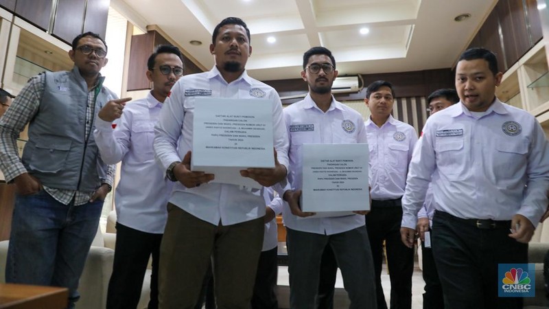 Anggota Tim Hukum Nasional pasangan calon presiden Anies Baswedan-Muhaimin Iskandar mendaftarkan gugatan sengketa Perselisihan Hasil Pemilihan Umum (PHPU) Presiden dan Wakil Presiden 2024 di Gedung Mahkamah Konstitusi (MK), Jakarta, Kamis (21/3/2024). (CNBC Indonesia/Faisal Rahman)