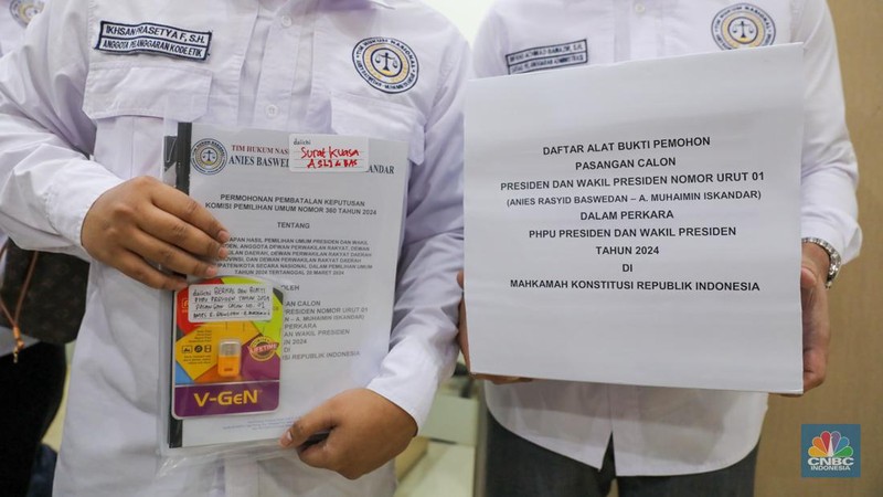 Anggota Tim Hukum Nasional pasangan calon presiden Anies Baswedan-Muhaimin Iskandar mendaftarkan gugatan sengketa Perselisihan Hasil Pemilihan Umum (PHPU) Presiden dan Wakil Presiden 2024 di Gedung Mahkamah Konstitusi (MK), Jakarta, Kamis (21/3/2024). (CNBC Indonesia/Faisal Rahman)