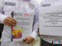 Gugat Keputusan KPU, Tim Hukum Anies Bawa Tumpukan Berkas