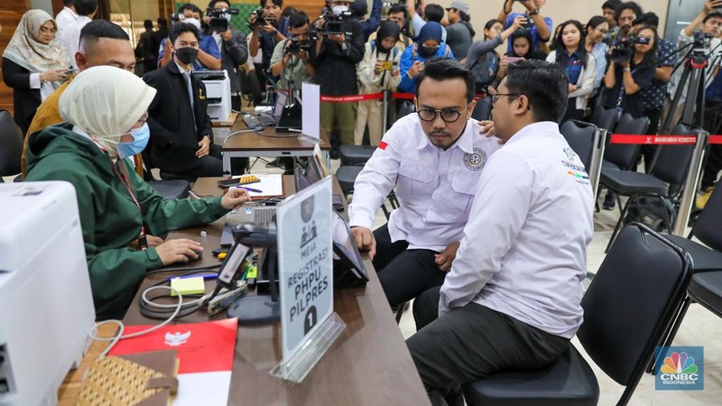 Anggota Tim Hukum Nasional pasangan calon presiden Anies Baswedan-Muhaimin Iskandar mendaftarkan gugatan sengketa Perselisihan Hasil Pemilihan Umum (PHPU) Presiden dan Wakil Presiden 2024 di Gedung Mahkamah Konstitusi (MK), Jakarta, Kamis (21/3/2024). (CNBC Indonesia/Faisal Rahman)