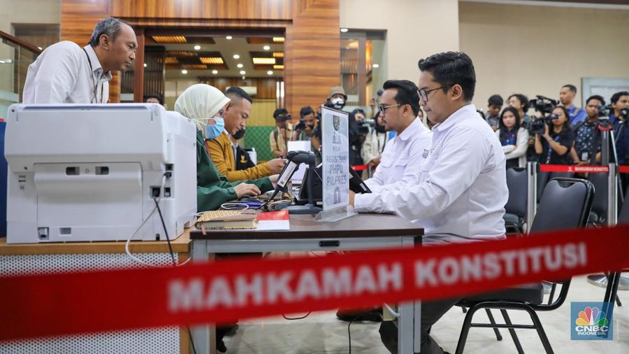 Anggota Tim Hukum Nasional pasangan calon presiden Anies Baswedan-Muhaimin Iskandar mendaftarkan gugatan sengketa Perselisihan Hasil Pemilihan Umum (PHPU) Presiden dan Wakil Presiden 2024 di Gedung Mahkamah Konstitusi (MK), Jakarta, Kamis (21/3/2024). (CNBC Indonesia/Faisal Rahman)