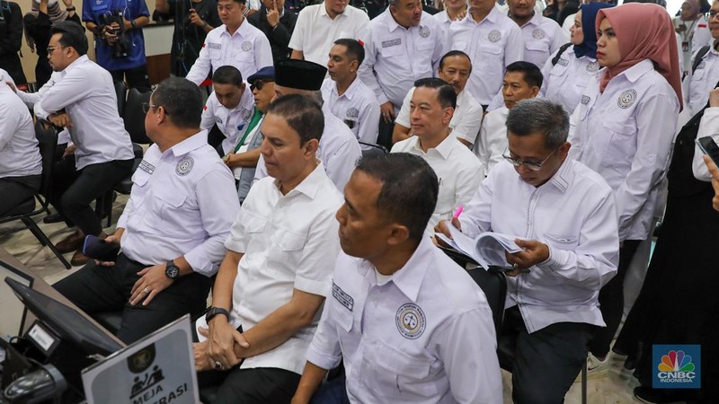 Anggota Tim Hukum Nasional pasangan calon presiden Anies Baswedan-Muhaimin Iskandar mendaftarkan gugatan sengketa Perselisihan Hasil Pemilihan Umum (PHPU) Presiden dan Wakil Presiden 2024 di Gedung Mahkamah Konstitusi (MK), Jakarta, Kamis (21/3/2024). (CNBC Indonesia/Faisal Rahman)
