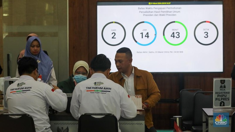 Anggota Tim Hukum Nasional pasangan calon presiden Anies Baswedan-Muhaimin Iskandar mendaftarkan gugatan sengketa Perselisihan Hasil Pemilihan Umum (PHPU) Presiden dan Wakil Presiden 2024 di Gedung Mahkamah Konstitusi (MK), Jakarta, Kamis (21/3/2024). (CNBC Indonesia/Faisal Rahman)
